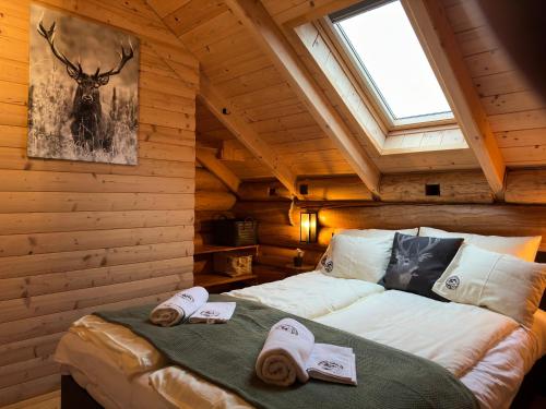 米什科尔茨Rönk Relax的小木屋内一间卧室,配有一张床