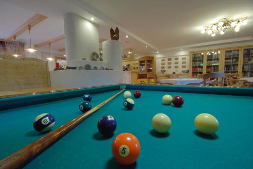 罗恩佐斯特拉阿尔皮康体和度假酒店的客房内的台球桌,配有球