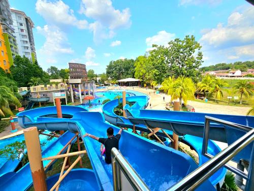 马六甲Melaka BY LG Water Themepark & Resort Melaka By GGM的度假村水上公园的滑梯