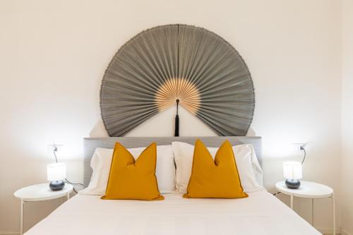 拉波拉诺泰尔梅L'Acqua e la Pietra的一间卧室配有一张带两个黄色枕头的床
