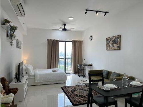 吉隆坡Cozy luxury couple studio apartment chambers kl klcc kl tower view的白色的客厅配有床和桌子