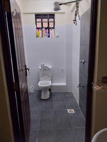 埃尔多雷特Nova suite的一间带卫生间和窗户的小浴室