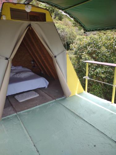 杰里科Hotel Kira的绿色和黄色的帐篷,里面设有一张床