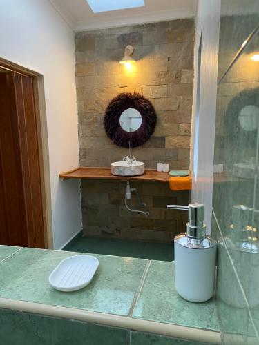 NarokEmirishoi Cottages and Garden Bistro的浴室设有水槽和镜子,位于柜台上