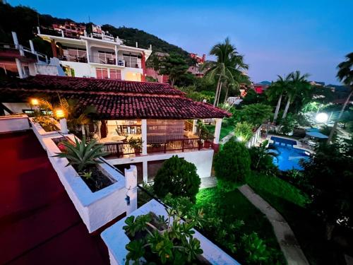 锡瓦塔塔内霍Hotel Villas Ema的享有带游泳池的房屋的空中景致
