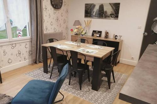 尚帕尼奥勒Maison de ville 70m²的一间带木桌和椅子的用餐室