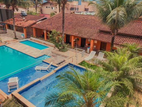 伯迪亚哥Pousada Costa da Riviera的享有带游泳池的房屋的空中景致