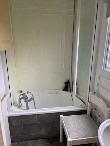 麦克尔斯菲尔德Monks Heath fold mobile home的带浴缸和盥洗盆的浴室