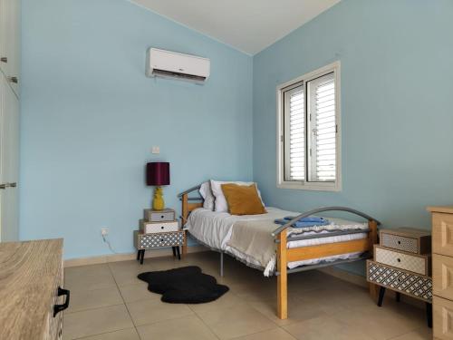 帕福斯Kato Paphos 2 Bedroom House - Tourist location的蓝色的卧室设有床和窗户