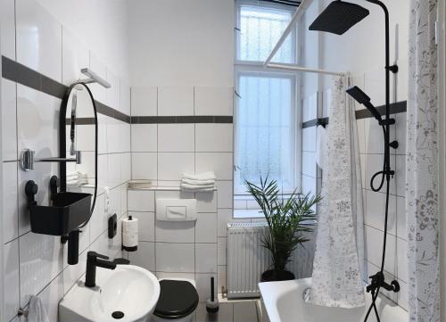 柏林Serviced Room im Herzen Berlin‘s的白色的浴室设有水槽和淋浴。