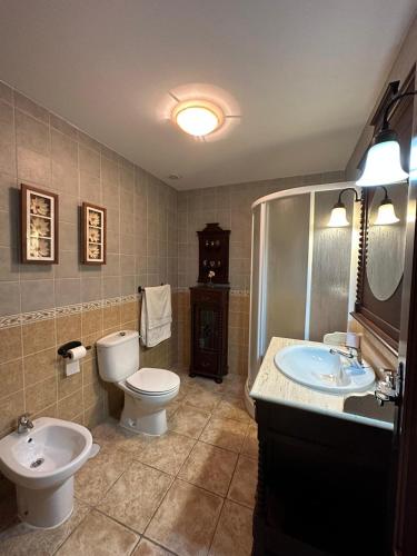 蒙地卡罗Casa Flores的浴室设有卫生间、水槽和卫生间。