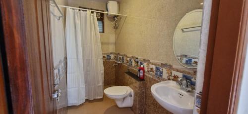 NuvemMajorda Coastal Homestay的浴室配有卫生间、盥洗盆和淋浴。
