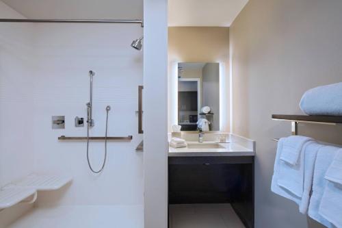 欧文TownePlace Suites by Marriott Dallas DFW Airport North/Irving的一间带水槽和淋浴的浴室