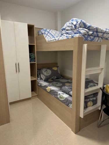 达沃市Privée Homestay的一间小卧室,配有双层床和床