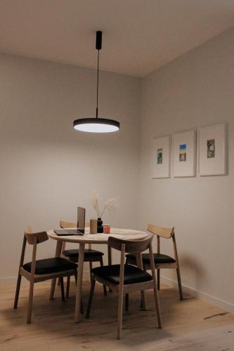 ĶesterciemsAlbatross Club House 9的用餐室配有桌椅和灯具
