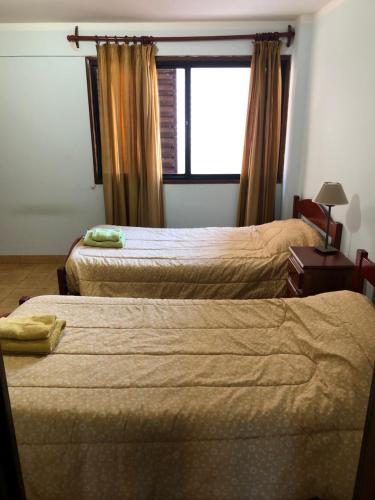 圣萨尔瓦多德朱Samaraña depto Jujuy的酒店客房设有两张床和窗户。