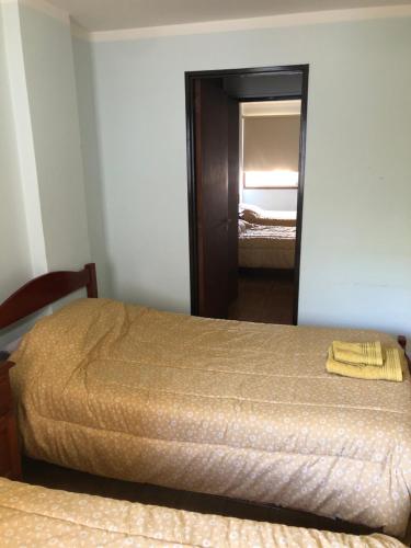 圣萨尔瓦多德朱Samaraña depto Jujuy的一间卧室配有两张床和镜子