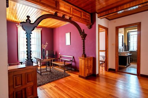 卡尔诺塔O Fogar do Carpinteiro的客厅设有紫色墙壁和木地板