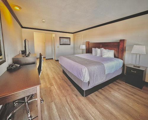 米德瓦尔探索旅馆的配有一张床和一张书桌的酒店客房