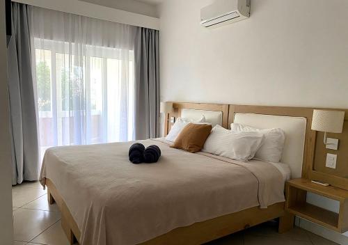 喀巴里特卡巴雷巴伊亚公寓式酒店的一间卧室配有一张大床,上面有两顶帽子