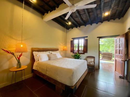 瓜杜阿斯Mentto Hotel的一间卧室配有一张床、一张桌子和一个窗户。