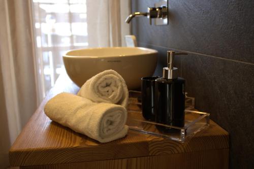 萨奥兹-杜尔克斯4Seasons appartamenti的一间带水槽和桌子毛巾的浴室