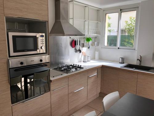 图卢兹Maison confortable et calme/5 chambres & 6 SdB的厨房配有炉灶和微波炉。