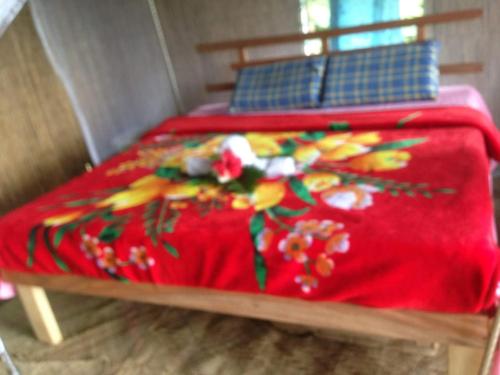 LénakelTanna Lava View Bungalows的一张床上,上面有鲜花,上面有红毯
