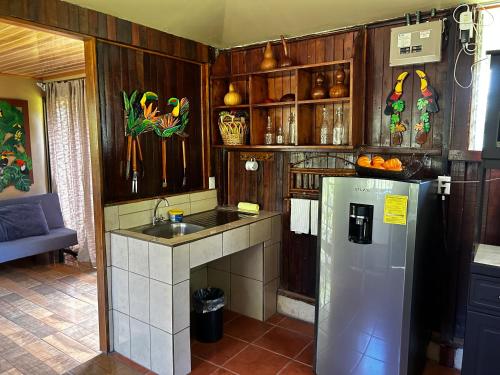 TamborCabaña en Alajuela en lugar tranquilo y con mucha naturaleza.的厨房配有冰箱和水槽