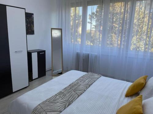 布加勒斯特Apartament Bucuresti Bucharest的卧室配有白色的床和枕头