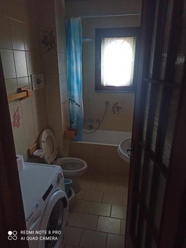 卡斯泰拉尔夸托Appartamento Bersani的浴室配有卫生间、浴缸和水槽。