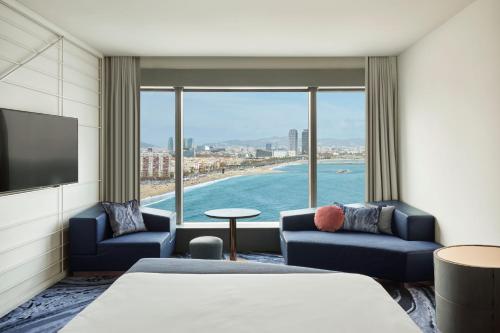 巴塞罗那巴塞罗那W酒店的酒店客房享有海景
