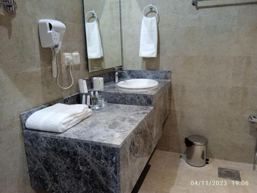 哈伊勒الماسةالتاج للشقق الفندقية的浴室设有水槽和镜子