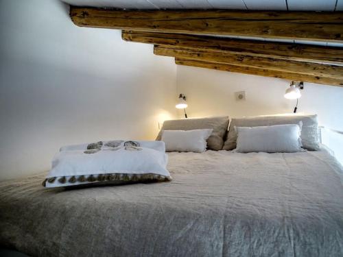 切法卢Casa Vela的卧室配有一张带白色床单和枕头的大床。