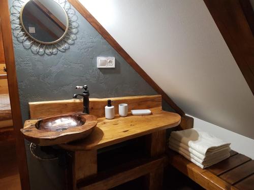 ŘekaChalupa Řeka - Na samotě u lesa的一间带木制水槽和镜子的浴室
