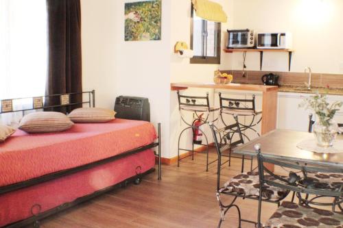梅洛La Quinta Resort的一间卧室配有一张床铺和一张桌子,还设有一间厨房