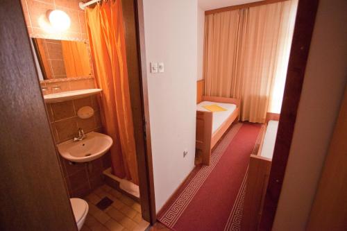 HI Hostel Zagreb的一间浴室