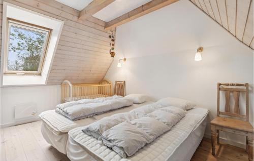 Bredebro3 Bedroom Lovely Home In Bredebro的配有2张床的白色墙壁和窗户。