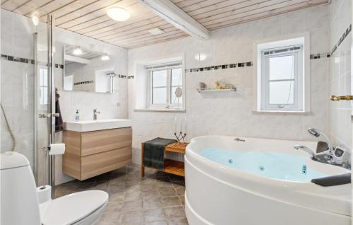Bredebro3 Bedroom Lovely Home In Bredebro的带浴缸、卫生间和盥洗盆的浴室