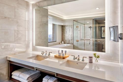 安纳海姆JW Marriott, Anaheim Resort的一间带两个盥洗盆和大镜子的浴室
