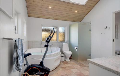 埃斯比约Stunning Home In Esbjerg V With Kitchen的浴室配有白色浴缸和卫生间。