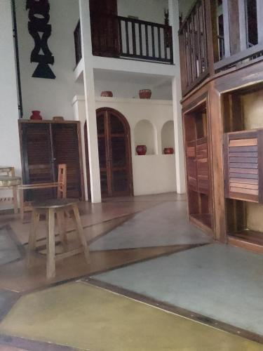 AmbaroSatrana beach的客房设有木桌和木门。