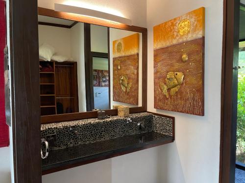 VitouaraPrivate Island Experience的一间带镜子和水槽的浴室