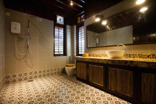 怡保Arundina的一间带水槽和卫生间的浴室