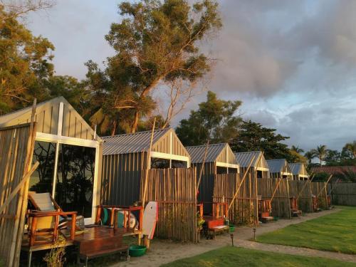 高兰Walden Koh Lanta - Tiny Homes by the Sea的一排小木屋