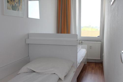 布拉希里恩Ferienwohnung E623 für 2-4 Personen an der Ostsee的小房间设有双层床和窗户