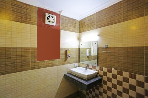 新德里Hotel Ambrosia - A Boutique Hotel的一间带水槽和镜子的浴室