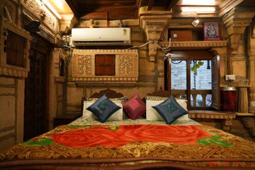 斋沙默尔幻影酒店的一间卧室配有一张带枕头的大床