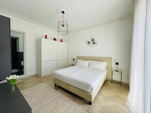 蒙福特达尔巴Casa Rafanelli的白色卧室配有床和桌子