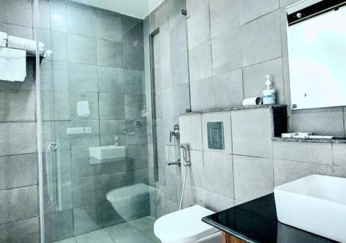 兰纳加The Cloyster Resort and Spa的带淋浴、卫生间和盥洗盆的浴室